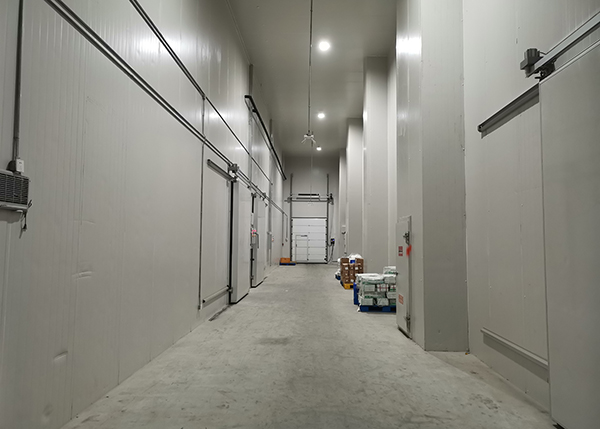 Cold storage aisle