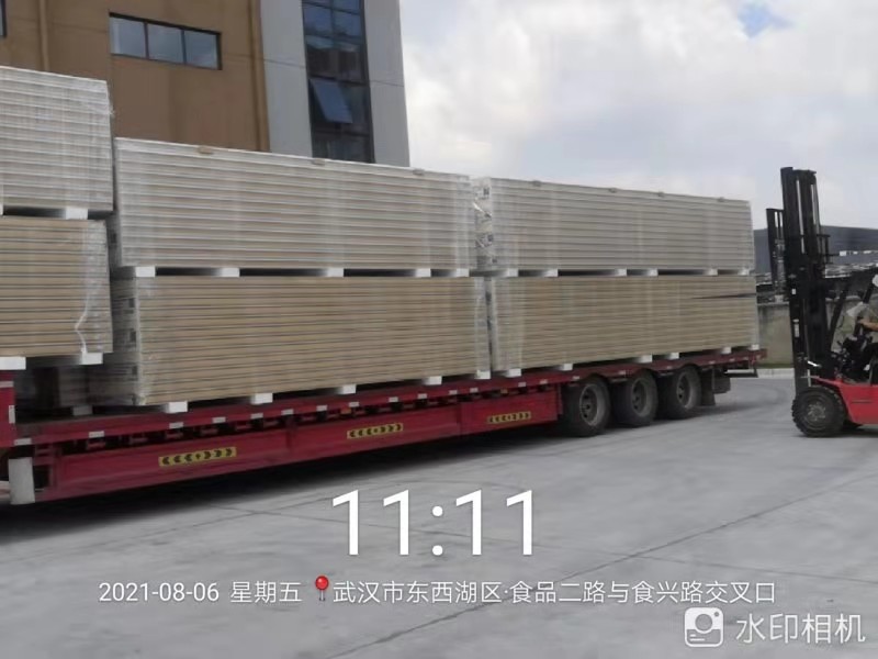 Unloading cold storage board