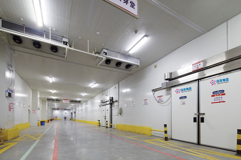 Interior view of a 2000-ton cold storage warehouse