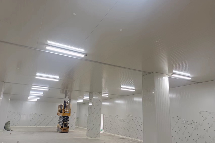 Gluing the joints of cold storage panels